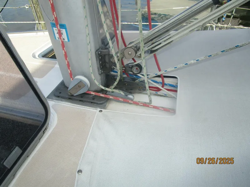 Slide: The Image of 37' Hunter mast base2 - 5692547