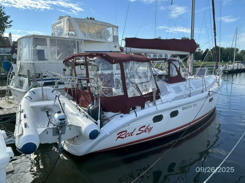 Slide: The Image of 37' Hunter starboard aft profile - 5692573
