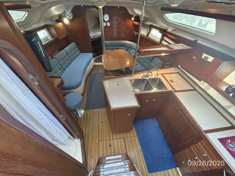 Slide: The Image of 37' Hunter salon forward - 5692563