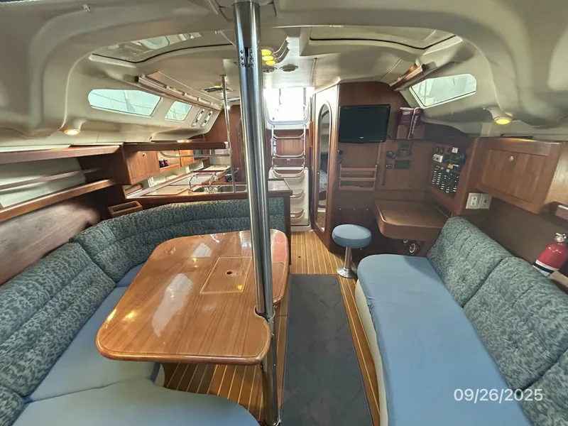 Slide: The Image of 37' Hunter salon aft - 5692562