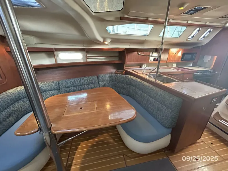 Slide: The Image of 37' Hunter salon starboard - 5692567