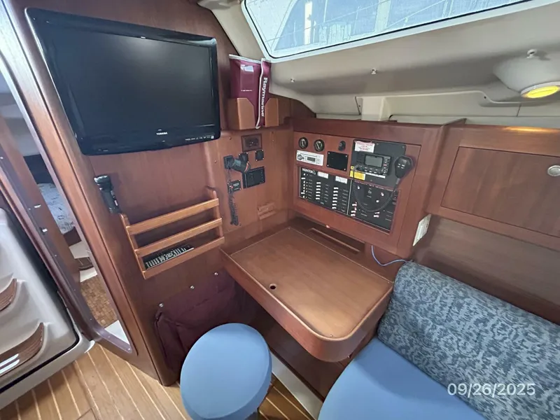 Slide: The Image of 37' Hunter nav station - 5692552