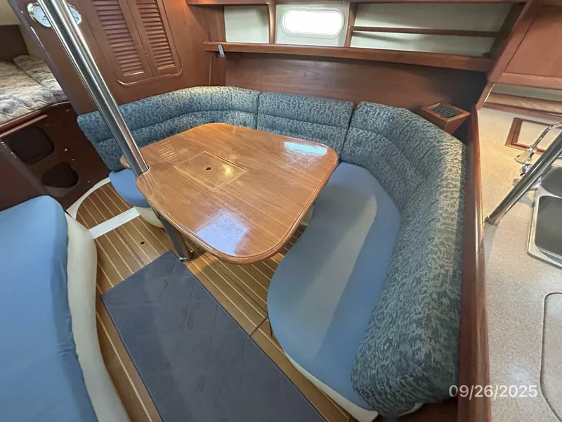 Slide: The Image of 37' Hunter salon starboard seating1 - 5692569