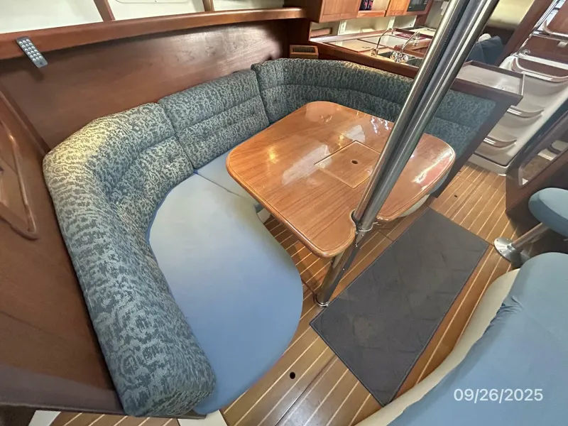 Slide: The Image of 37' Hunter salon starboard seating2 - 5692568