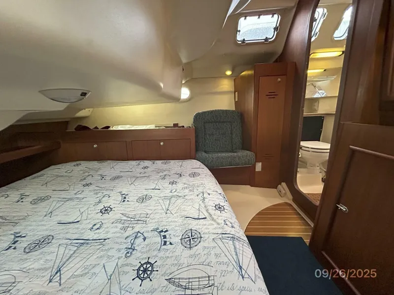 Slide: The Image of 37' Hunter master stateroom port - 5692550