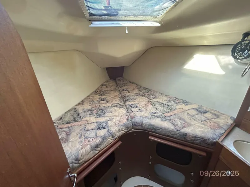 Slide: The Image of 37' Hunter guest stateroom - 5692533