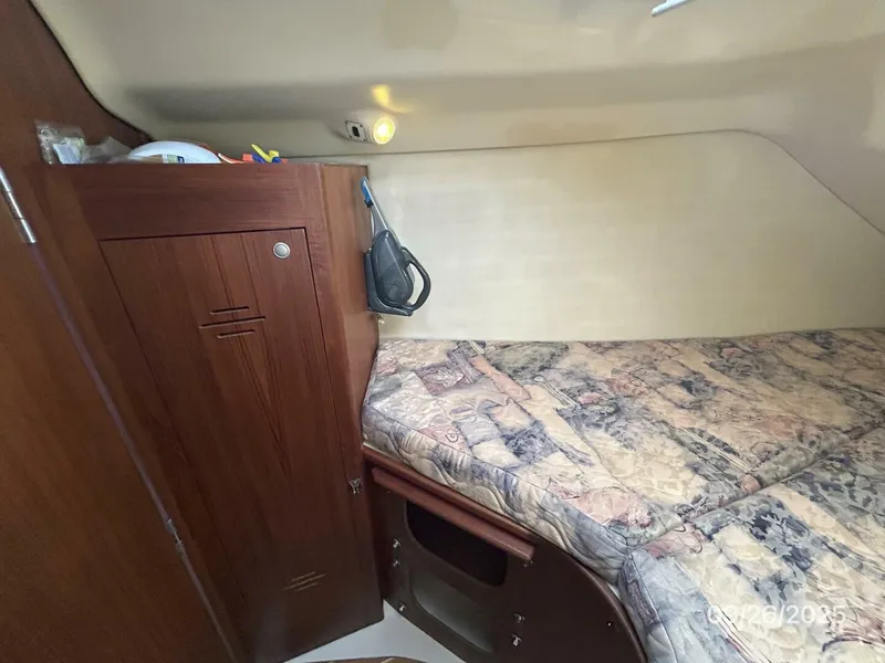 Slide: The Image of 37' Hunter guest stateroom port - 5692534