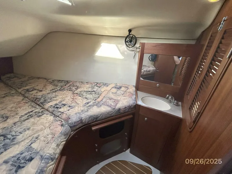 Slide: The Image of 37' Hunter guest stateroom starboard - 5692535