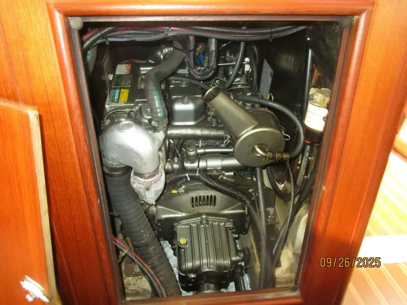 Slide: The Image of 37' Hunter auxiliary access2 - 5692511