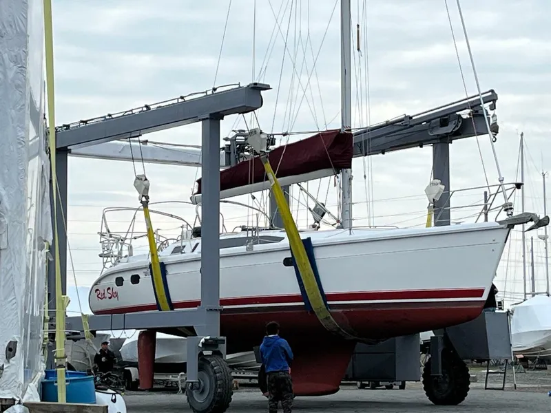 Slide: The Image of 37' Hunter hauled out1 - 5692537