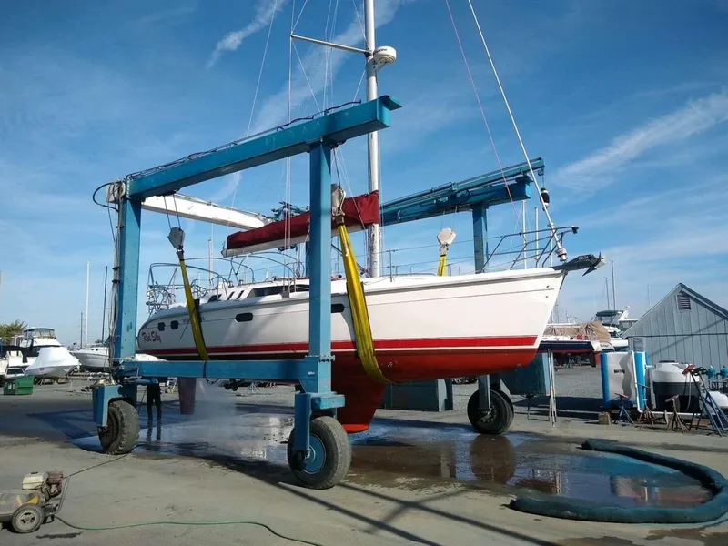 Slide: The Image of 37' Hunter hauled out2 - 5692539