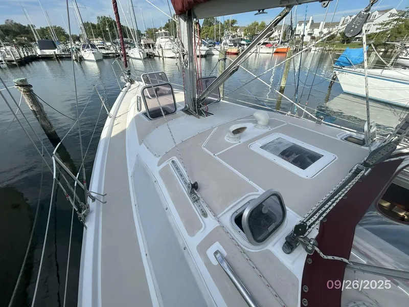 Slide: The Image of 37' Hunter foredeck2 - 5692529