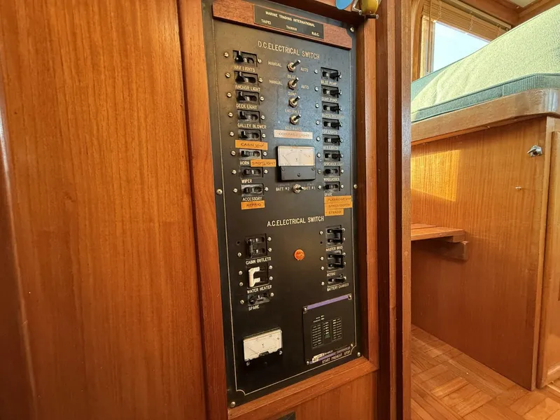 Slide: The Image of Marine Trader Double Cabin 1981 - 5694691