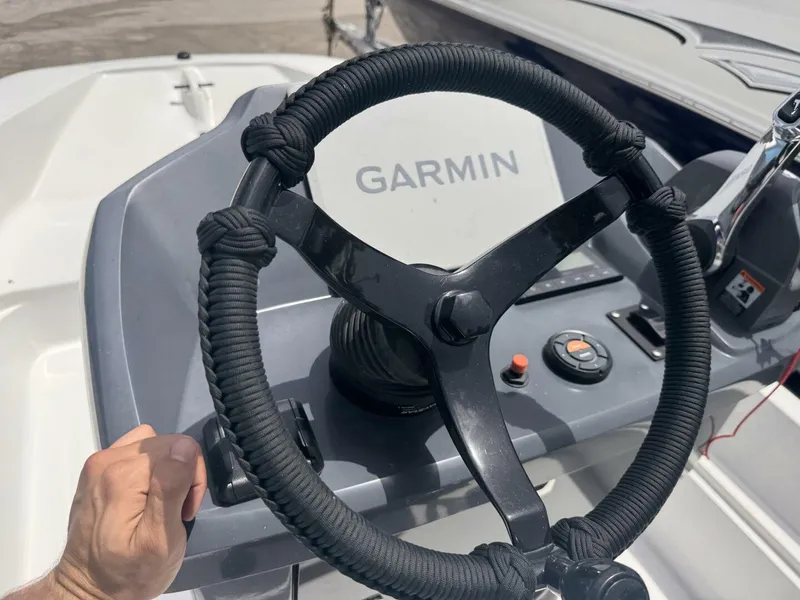 Slide: The Image of Boston Whaler 17 1980 - 5694780