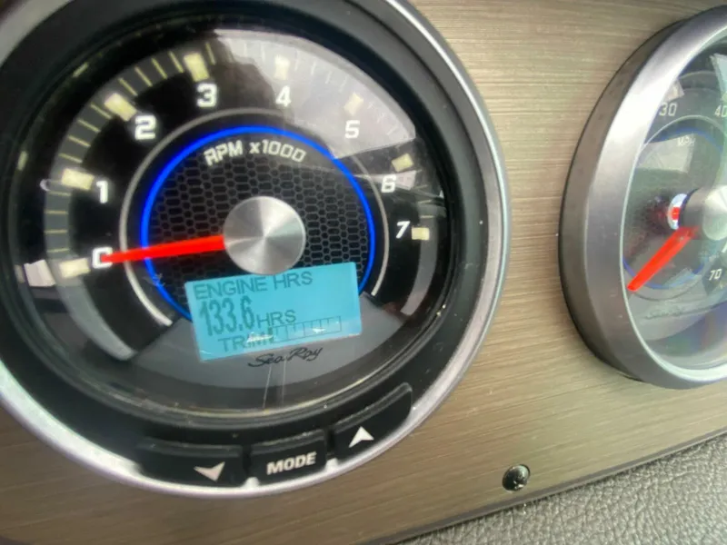 Slide: The Image of Sea Ray 260 Sundancer 2018 - 5699909