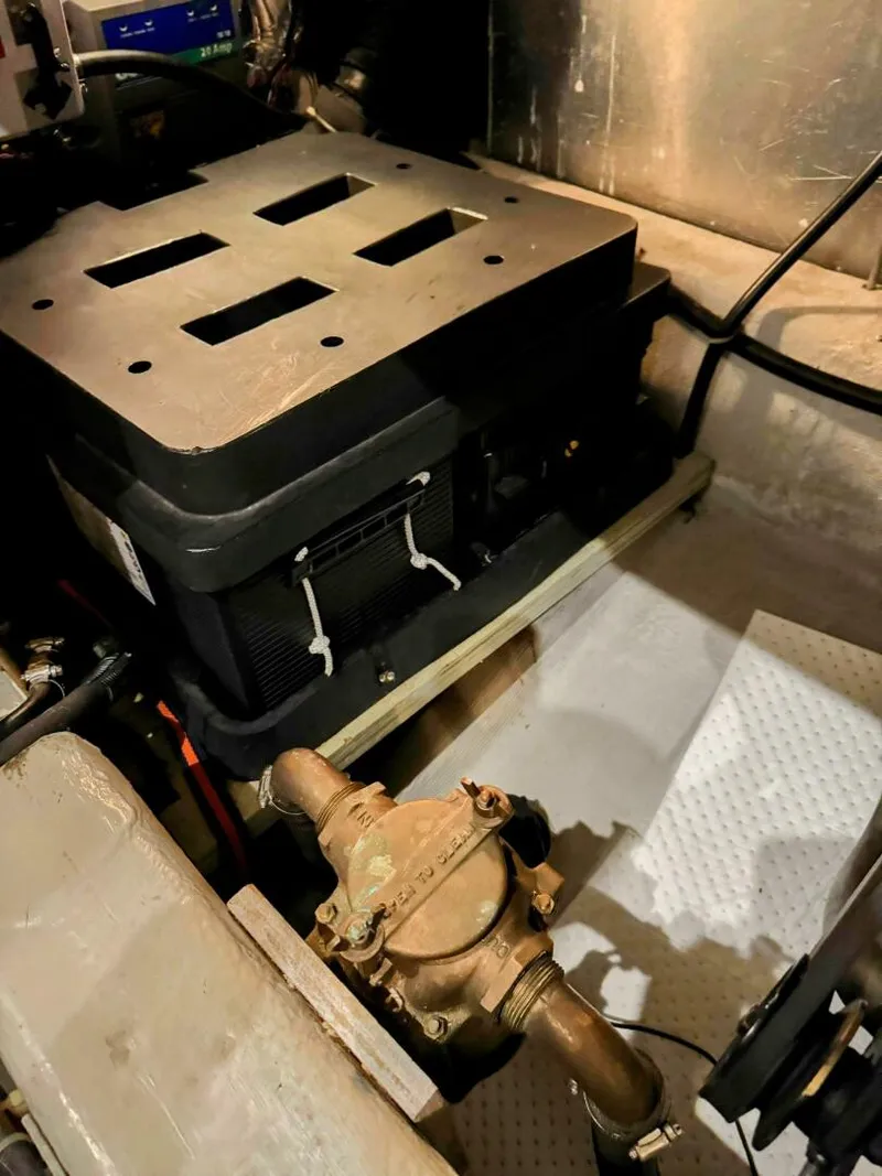 Slide: The Image of Carver 406 Aft Cabin Motor Yacht 1999 - 5700196