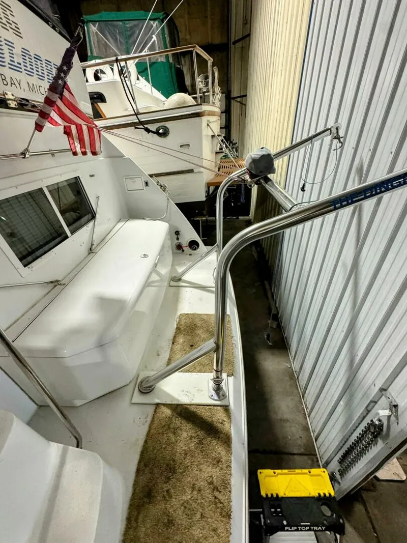 Slide: The Image of Carver 406 Aft Cabin Motor Yacht 1999 - 5700154