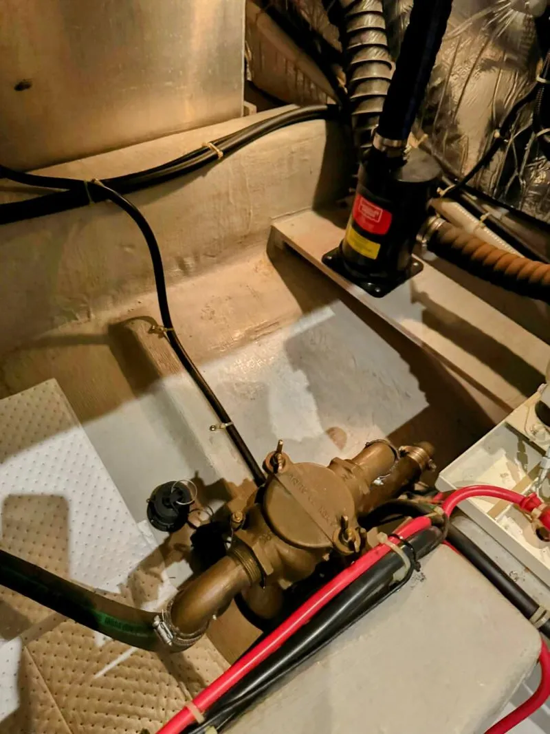 Slide: The Image of Carver 406 Aft Cabin Motor Yacht 1999 - 5700201