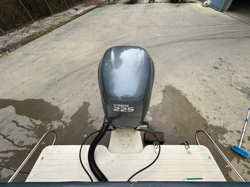 Slide: The Image of Grady-White Gulfstream 232 2004 - 5700995