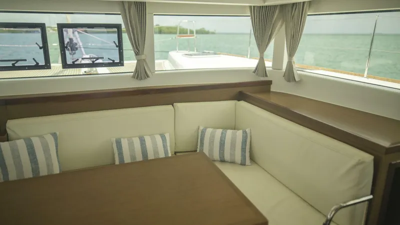 Slide: The Image of Lagoon 40 2020 - 5701084