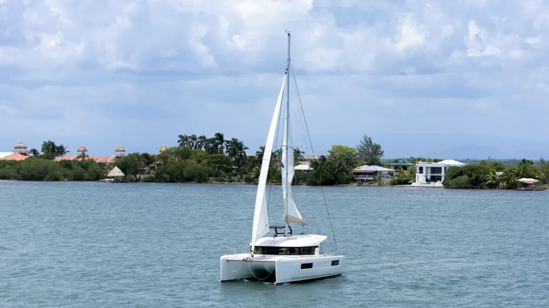 Slide: The Image of Lagoon 40 2020 - 5701043