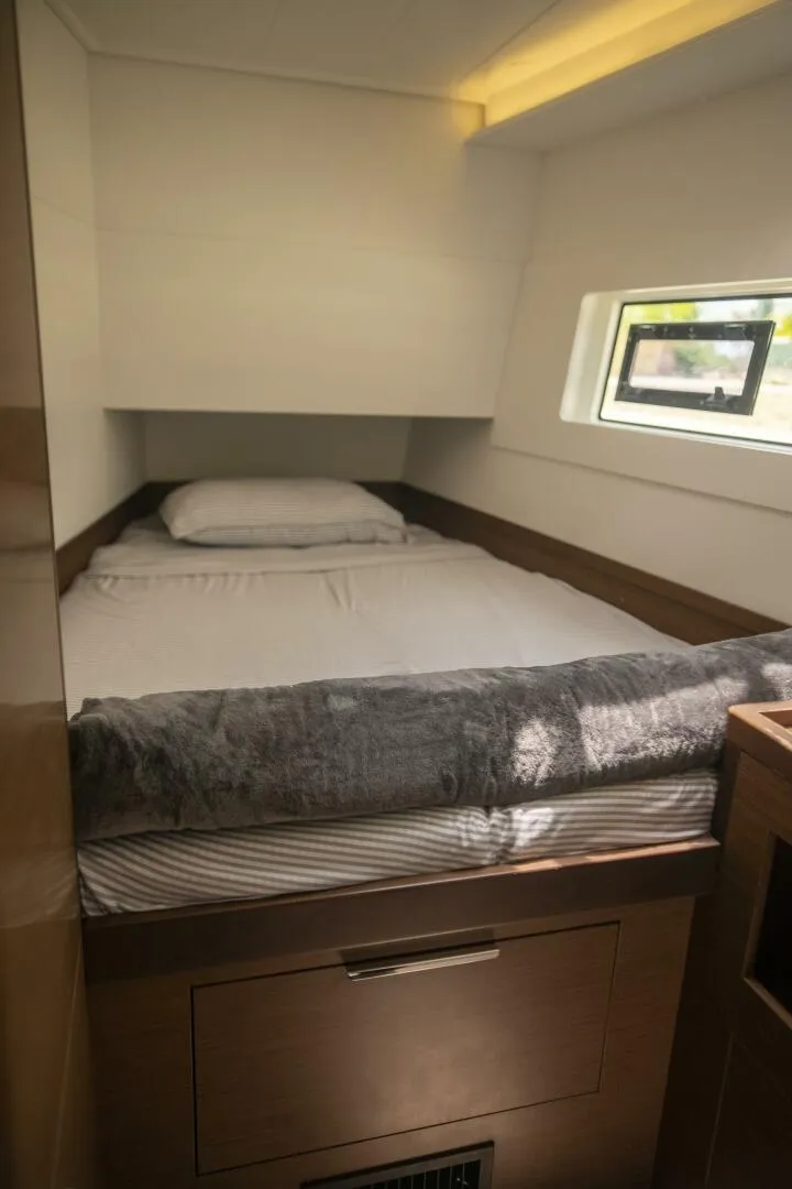 Slide: The Image of Lagoon 40 2020 - 5701097