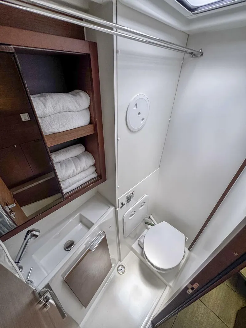 Slide: The Image of Lagoon 40 2020 - 5701101