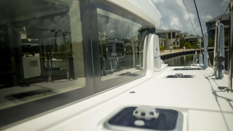 Slide: The Image of Lagoon 40 2020 - 5701104