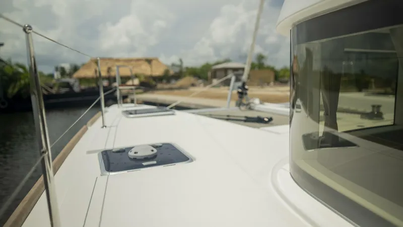 Slide: The Image of Lagoon 40 2020 - 5701105