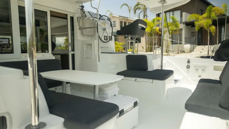 Slide: The Image of Lagoon 40 2020 - 5701046