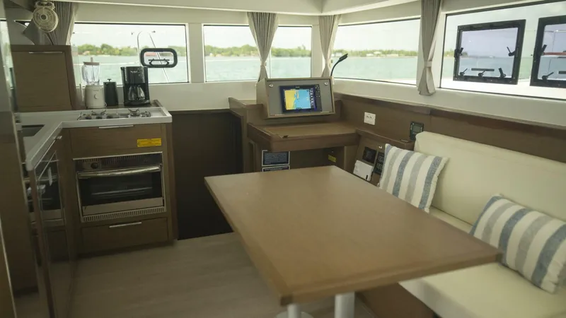 Slide: The Image of Lagoon 40 2020 - 5701048