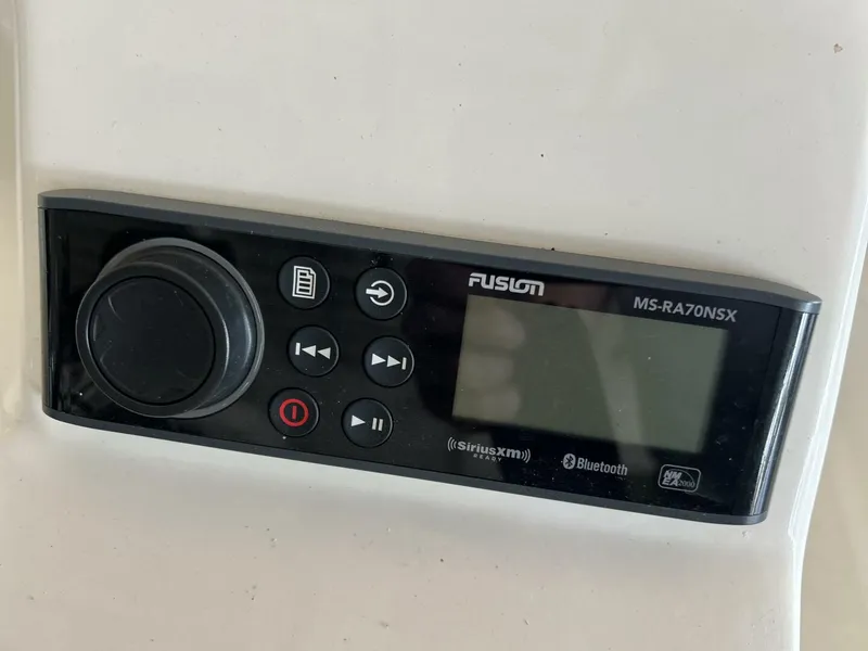 Slide: The Image of Boston Whaler 17 2020 - 5703432