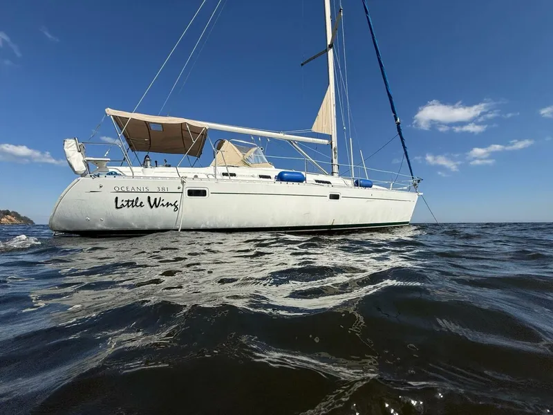 The Image of 38' Beneteau starboard profile - 5705440