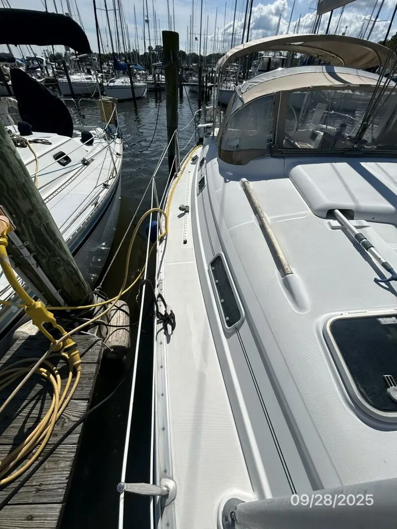 Slide: The Image of 38' Beneteau starboard side deck2 - 5703772