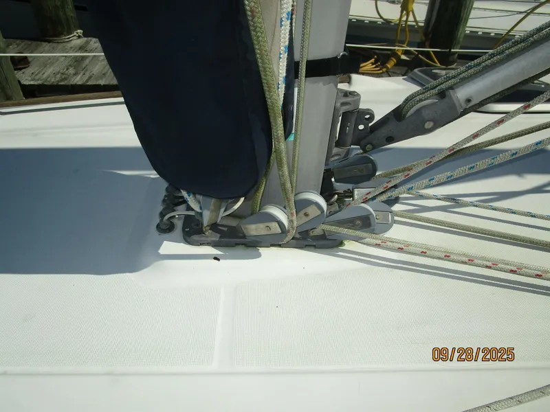 Slide: The Image of 38' Beneteau mast base2 - 5703753