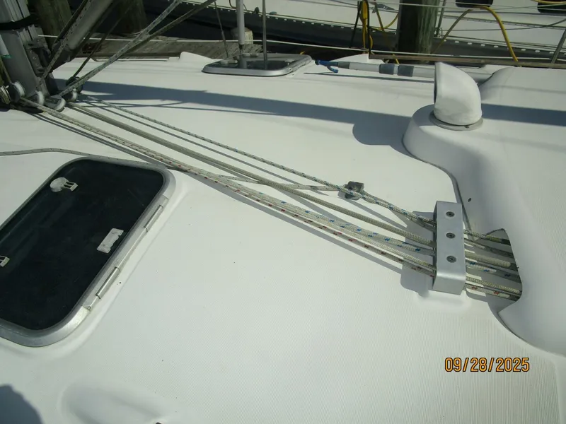 Slide: The Image of 38' Beneteau lines leading aft - 5703751