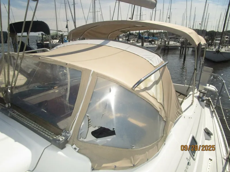 Slide: The Image of 38' Beneteau dodger-bimini1 - 5703730