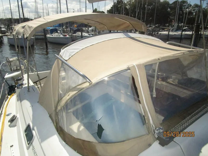 Slide: The Image of 38' Beneteau dodger-bimini2 - 5703731