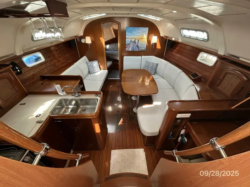 Slide: The Image of 38' Beneteau salon forward - 5703762