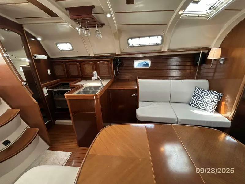 Slide: The Image of 38' Beneteau salon port - 5703764
