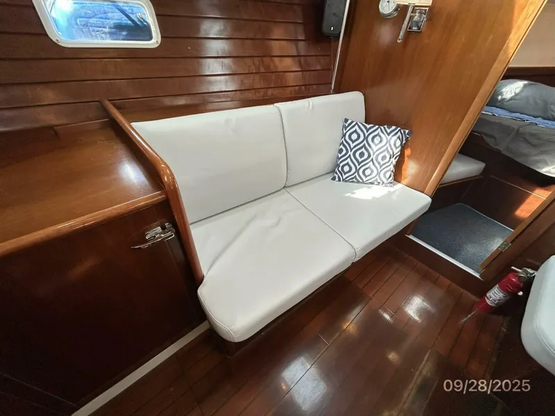Slide: The Image of 38' Beneteau salon port seating1 - 5703763