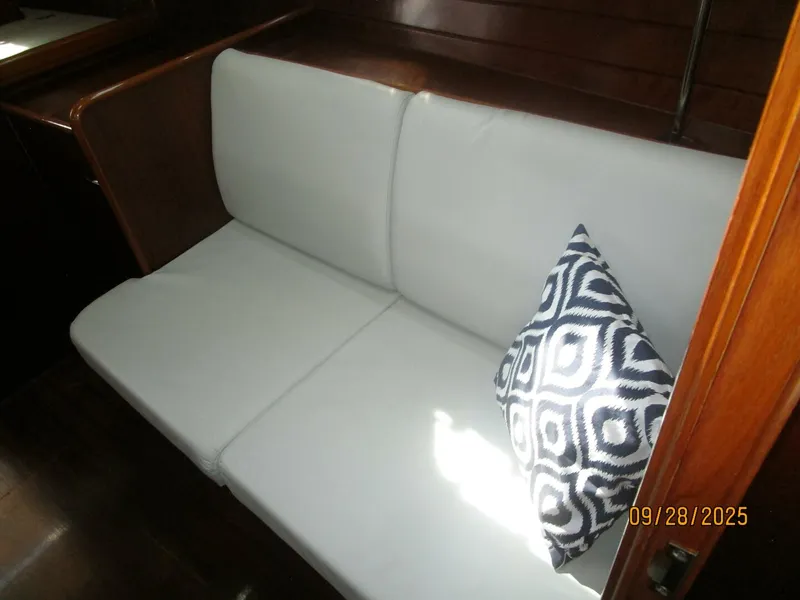 Slide: The Image of 38' Beneteau salon port seating2 - 5703765