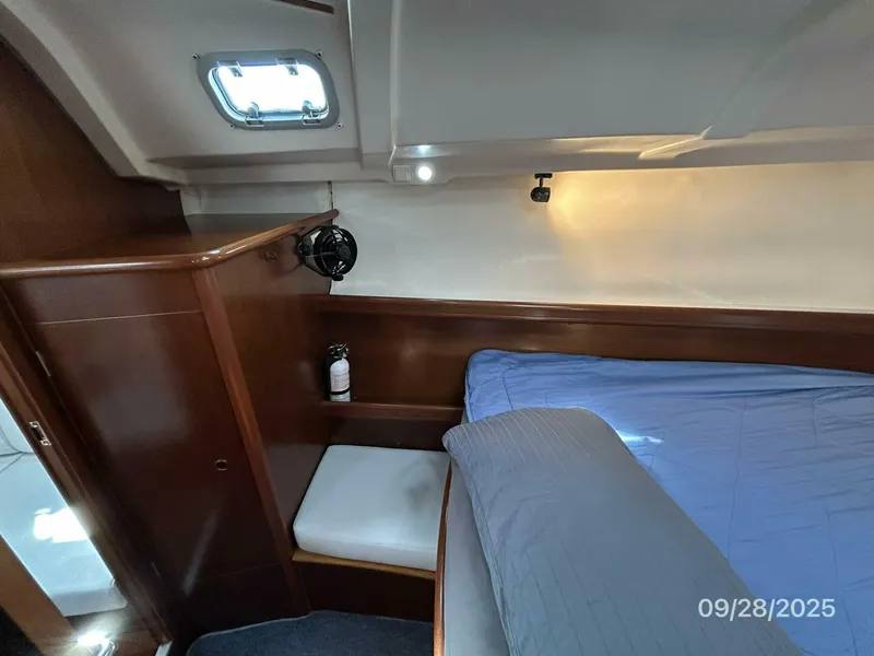 Slide: The Image of 38' Beneteau forward stateroom port - 5703736