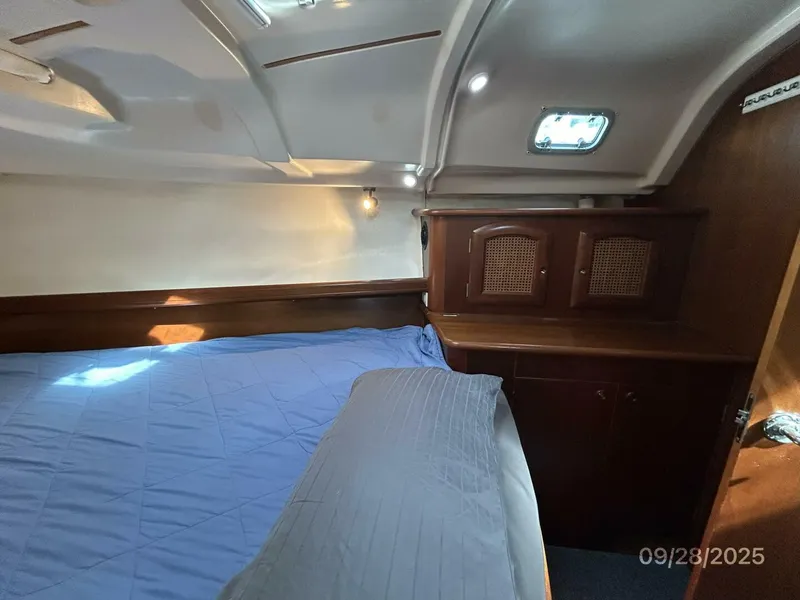 Slide: The Image of 38' Beneteau forward stateroom starboard - 5703740