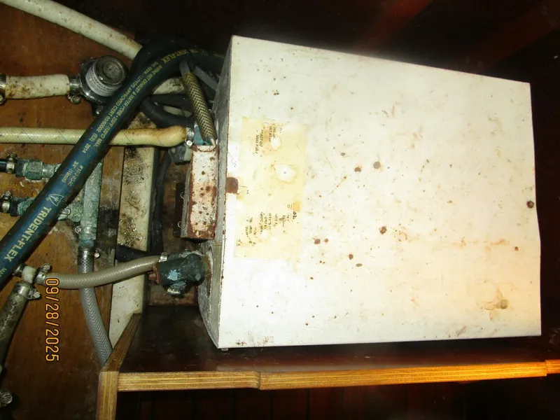 Slide: The Image of 38' Beneteau water heater - 5703776