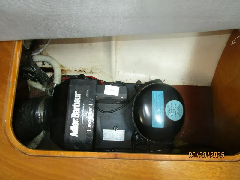 Slide: The Image of 38' Beneteau refrigeration system - 5703759