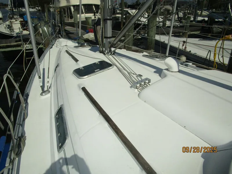 Slide: The Image of 38' Beneteau foredeck2 - 5703734