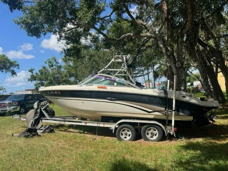 Slide: The Image of Sea Ray 220 Bow Rider 2003 - 7516804