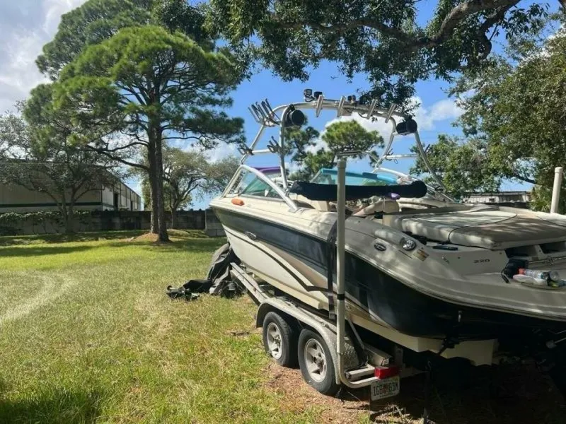 Slide: The Image of Sea Ray 220 Bow Rider 2003 - 7516827
