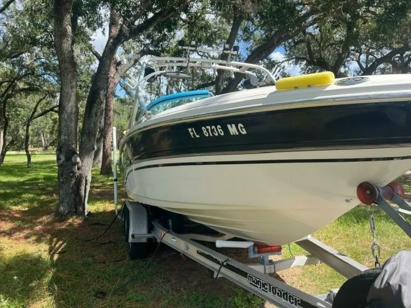 Slide: The Image of Sea Ray 220 Bow Rider 2003 - 7516828